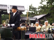 Во главе парада повозка с официальными лицами (мэр, представители префектуры) периода Мэйдзи.