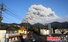 Япония. Извержение вулкана Шинмоедаке
