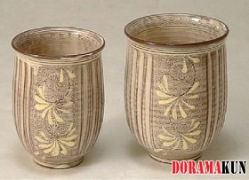 Отличный подарок - две чашки, выполненные в стиле киёмидзу-яки. Это очень типичный сувенир из Киото. Чашки разного размера - маленькая для женщины, большая для мужчины.