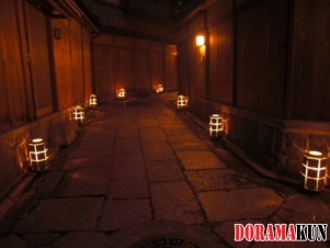 С наступлением темноты в Исибэ-кодзи зажигаются фонари - отличное время для романтической прогулки.
