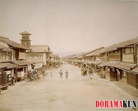 Фото улицы Сидзё в самом начале Периода Мэйдзи, видимо, 1860-е или 1870-е года. На дальнем плане едва различима пагода Ясака дзиндзя и горы Хигасияма.