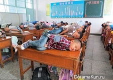 Традиция полуденного сна на партах (Китай)