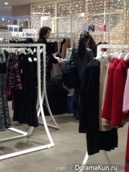 Ким Бом и Мун Гын Ён были замечены во время шопинга в Милане