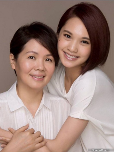 Rainie Yang and her mother