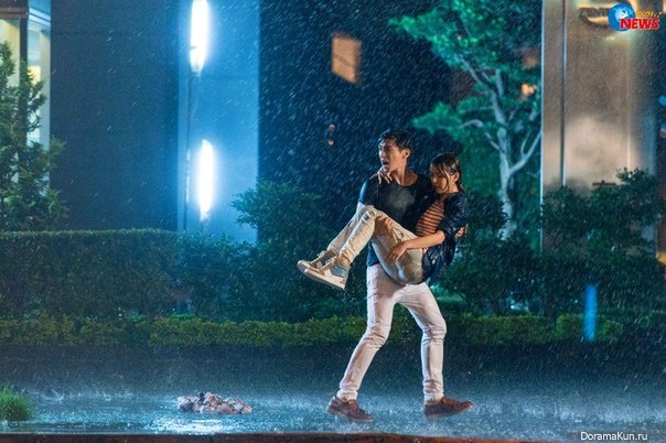 Замеченный обожаемый. Дорамы сцена под дождем. Парень под дождем дорама. Девушка под дождем дорама. Кадры из дорам под дождем.