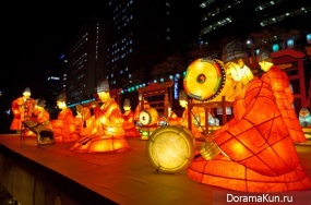 Holiday paper lanterns