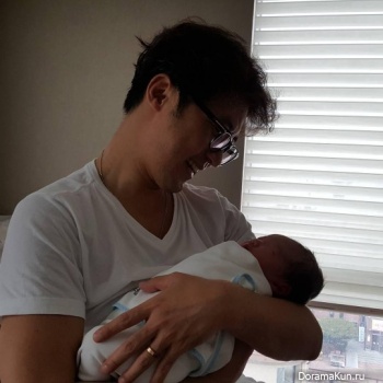 Ahn-Jae-Wook-and-daughter