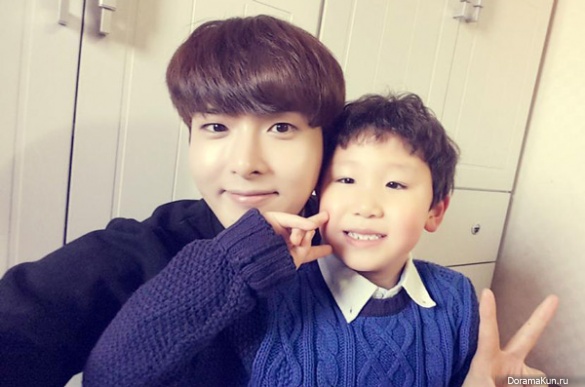 Ryeowook-with-his-nephew