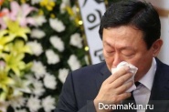 Shin Dong-bin, wipes his tears with during the funeral for Lee In-won