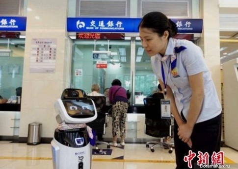 Проблемы с китайскими банками. Робот консультант в Китае. Робот сотрудник банка. Робота консультанта в музее.