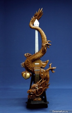 гитары в виде резных драконов
