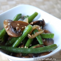 Salad with mushrooms, green beans and onions