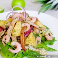 Salad with pineapple, shrimp and chicken