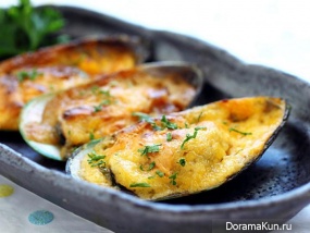 Mussels baked with cheese