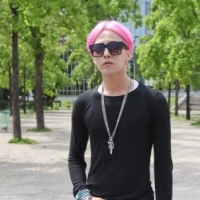 G-Dragon с розовыми волосами замечен гуляющим по улицам Парижа