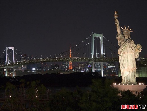 Япония. Статуи свободы на Одайбе.