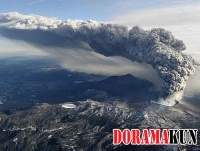 Япония. Извержение вулкана Шинмоедаке